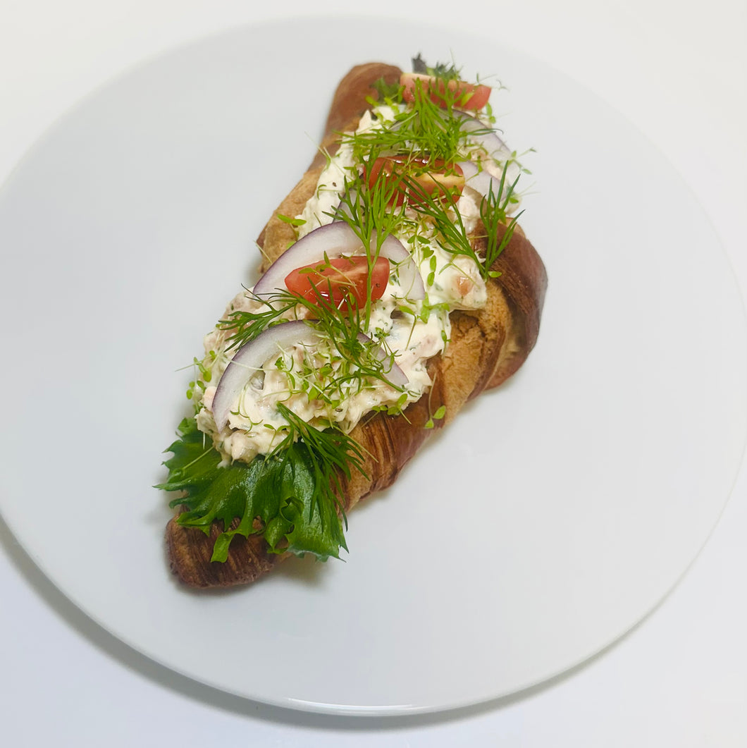 Croissant med laksesalat